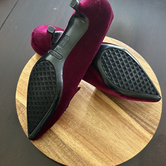 Burgundy velvet kitten heels - Picture 7 of 8